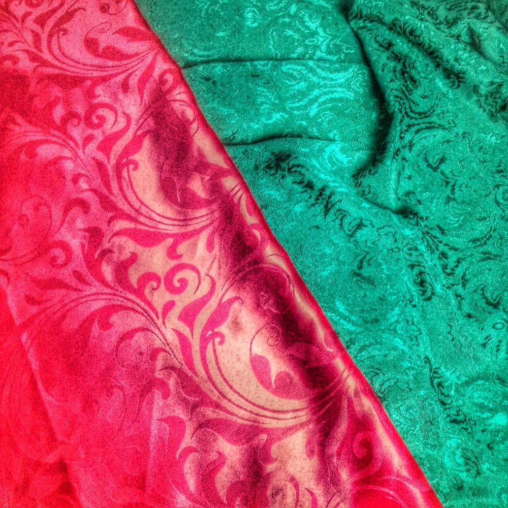 Two Oblong Tablecloths - Picture 2 of 3